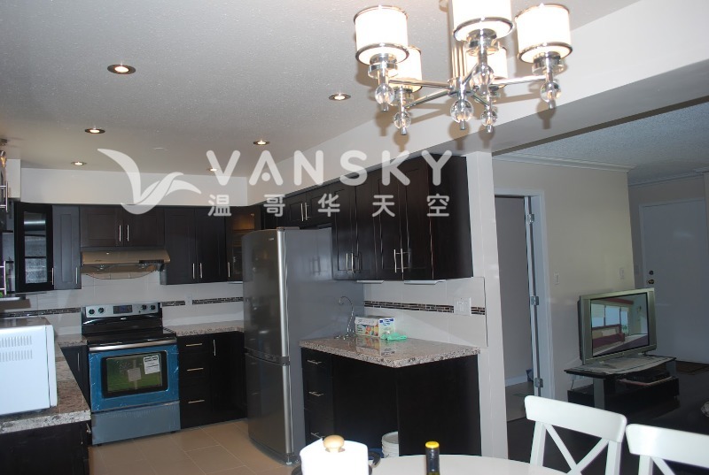 220905130945_1Kitchen and Living.JPG